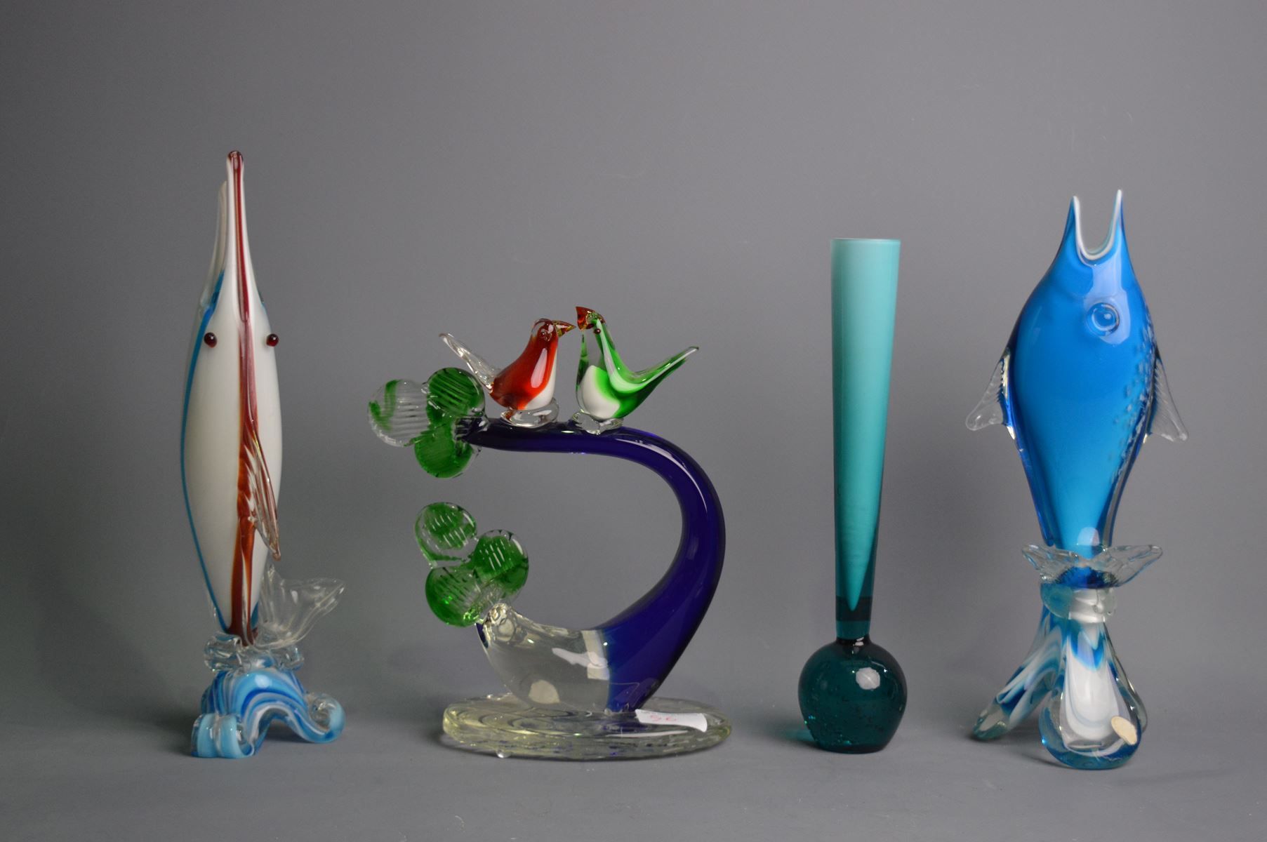 Null 4 sculptures en verre; poissons, vase et oiseaux, h: entre 22cm et 28cm