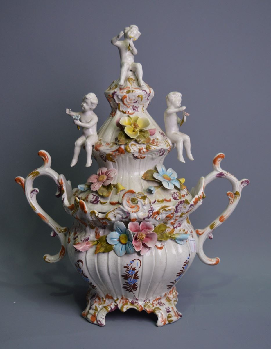 Null Vase en faïence avec couvercle, décorée de personnages, fêlure et restaurat&hellip;