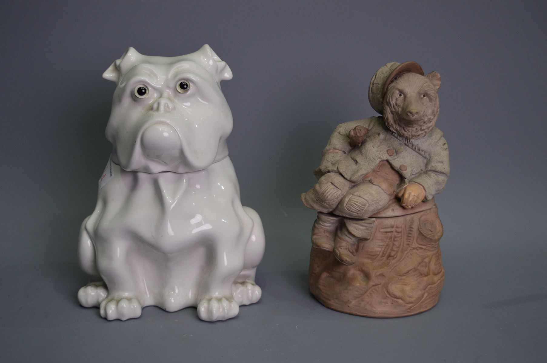 Null 两个带盖的陶罐，狗和熊，高：15-16厘米