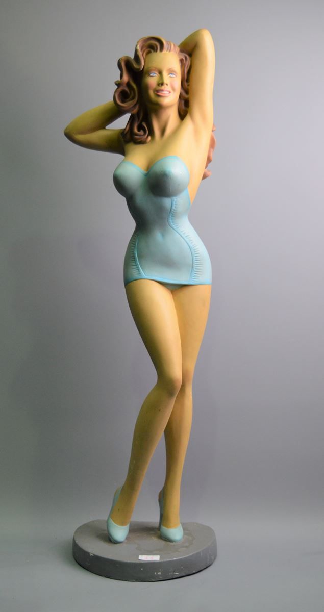 Null Frau im kleinen Kleid aus bemaltem Kunststoff, h: 90cm