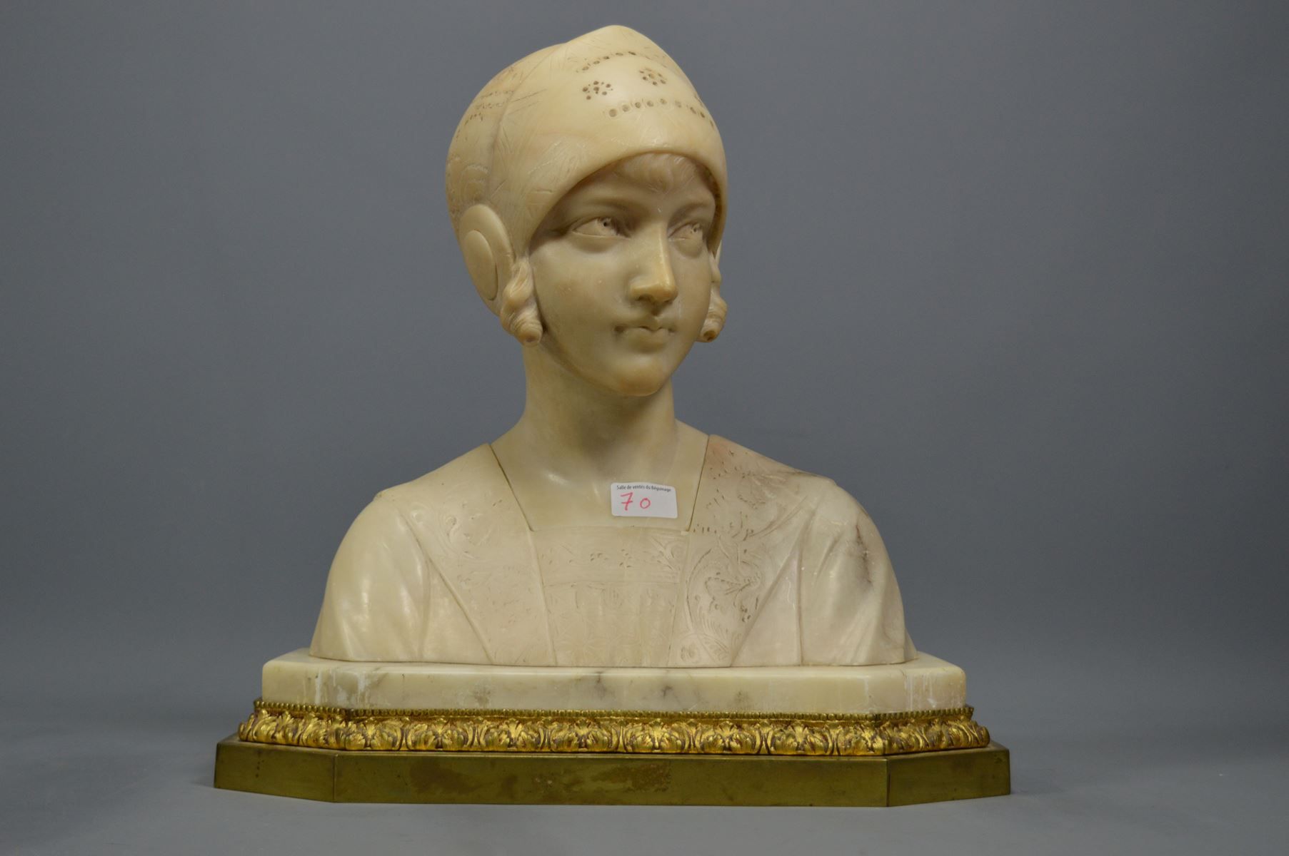 Null 
Buste de femme en marbre, signé à l'arrière: Prof.Rossi, griffes et petits&hellip;