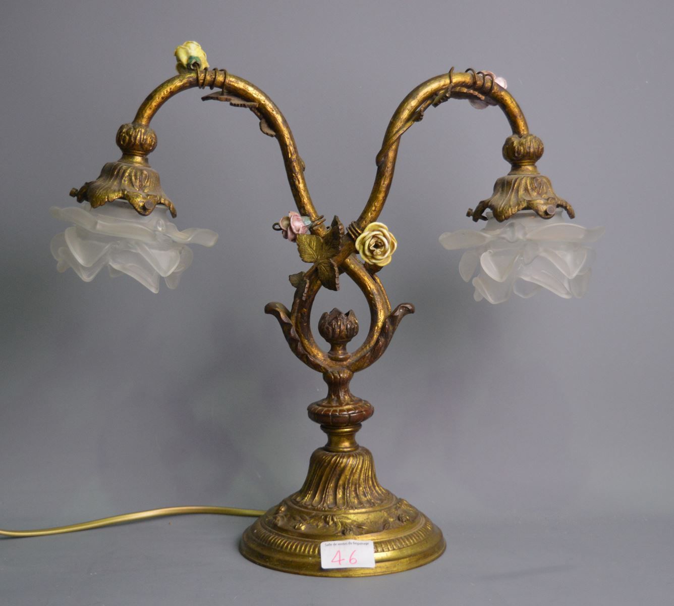 Null Gilded bronze lamp with 2 arms of light, decorated with porcelain flowers, &hellip;