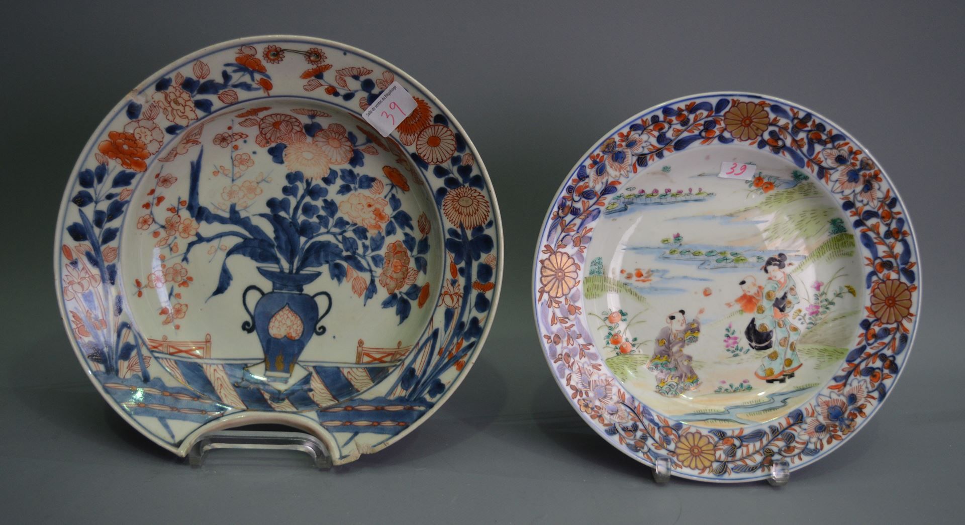 Null China plates Diam: 25cm, 28cm, two chips