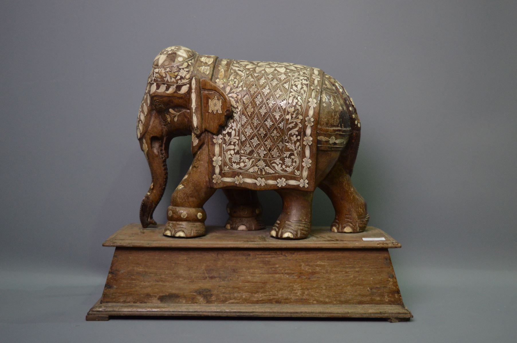 Null Elefante de teca, India, siglo XIX, H: 43cm, L: 49cm