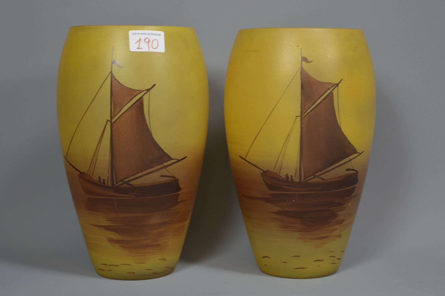 Null 一对新艺术运动风格的彩绘玻璃花瓶，带船形装饰，高26厘米