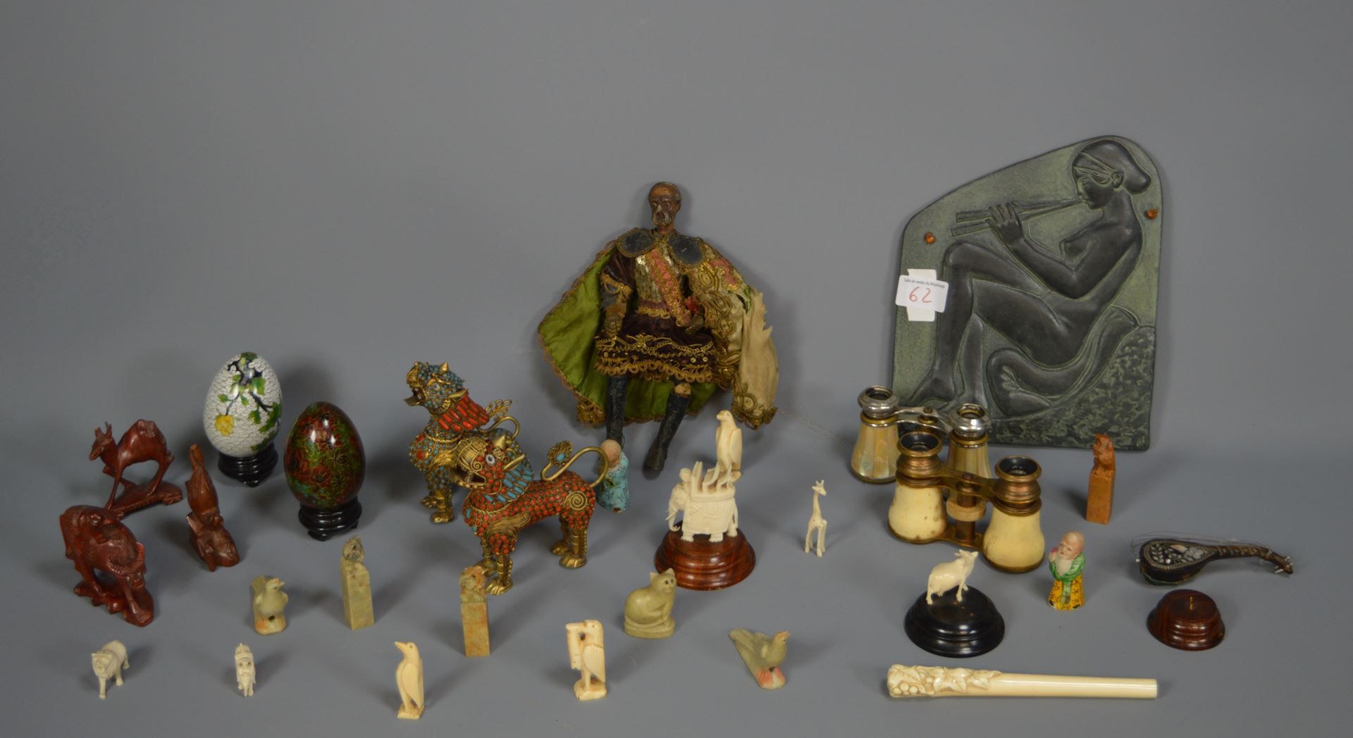 Null Lot of varia, binoculars, character, sculptures in wood and bone, mythologi&hellip;