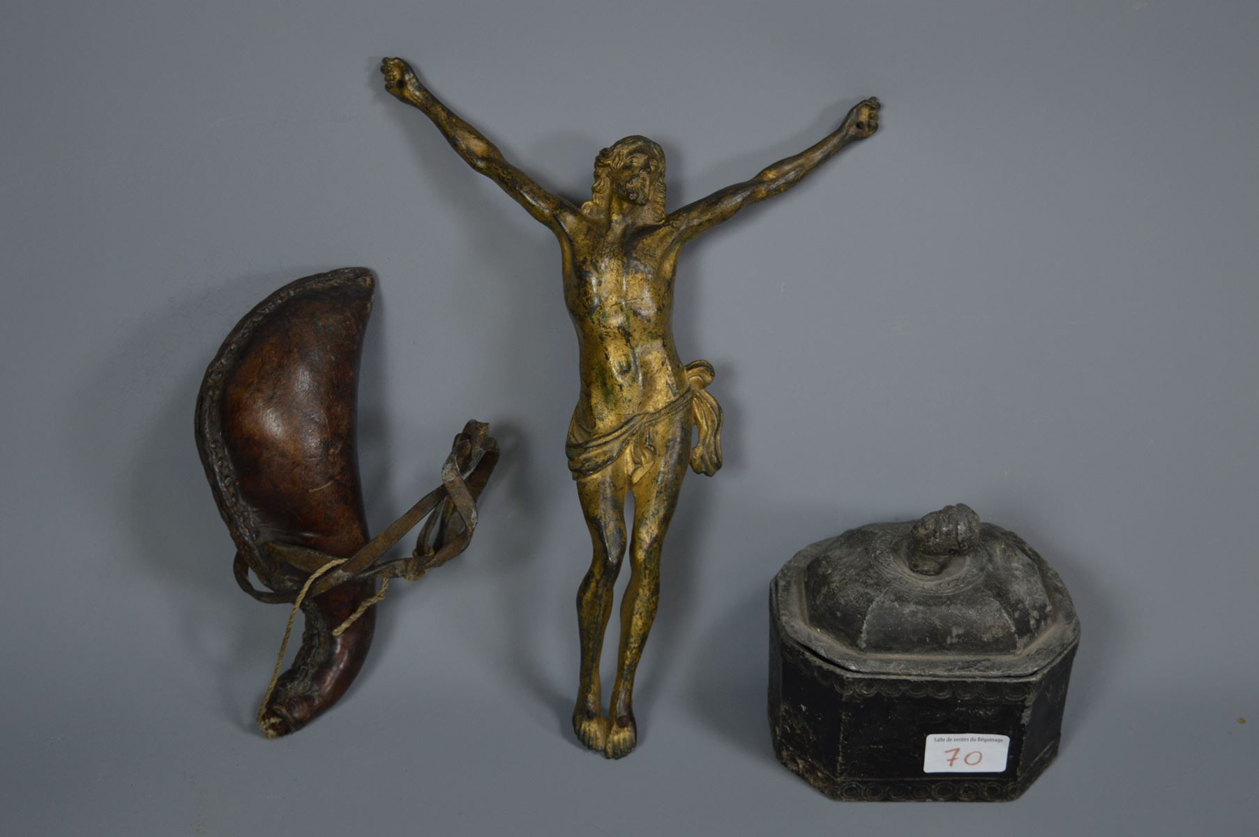 Null Lote de varia, Cristo, caja de peltre y polvera de cuero del siglo XVIII
