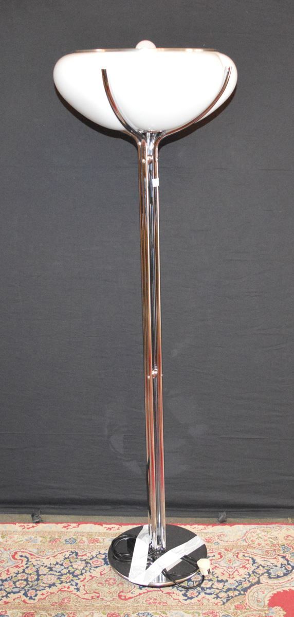 Null Lámpara de pie de diseño vintage Harvey Guzzini Quadrifoglio. Altura 165 cm