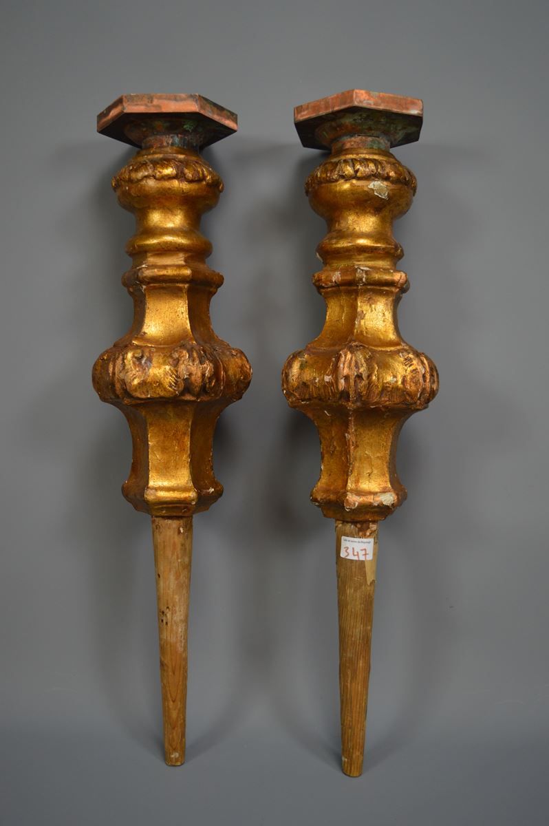 Null Par de antorchas de madera dorada, circa 1800 Ht: 68cm