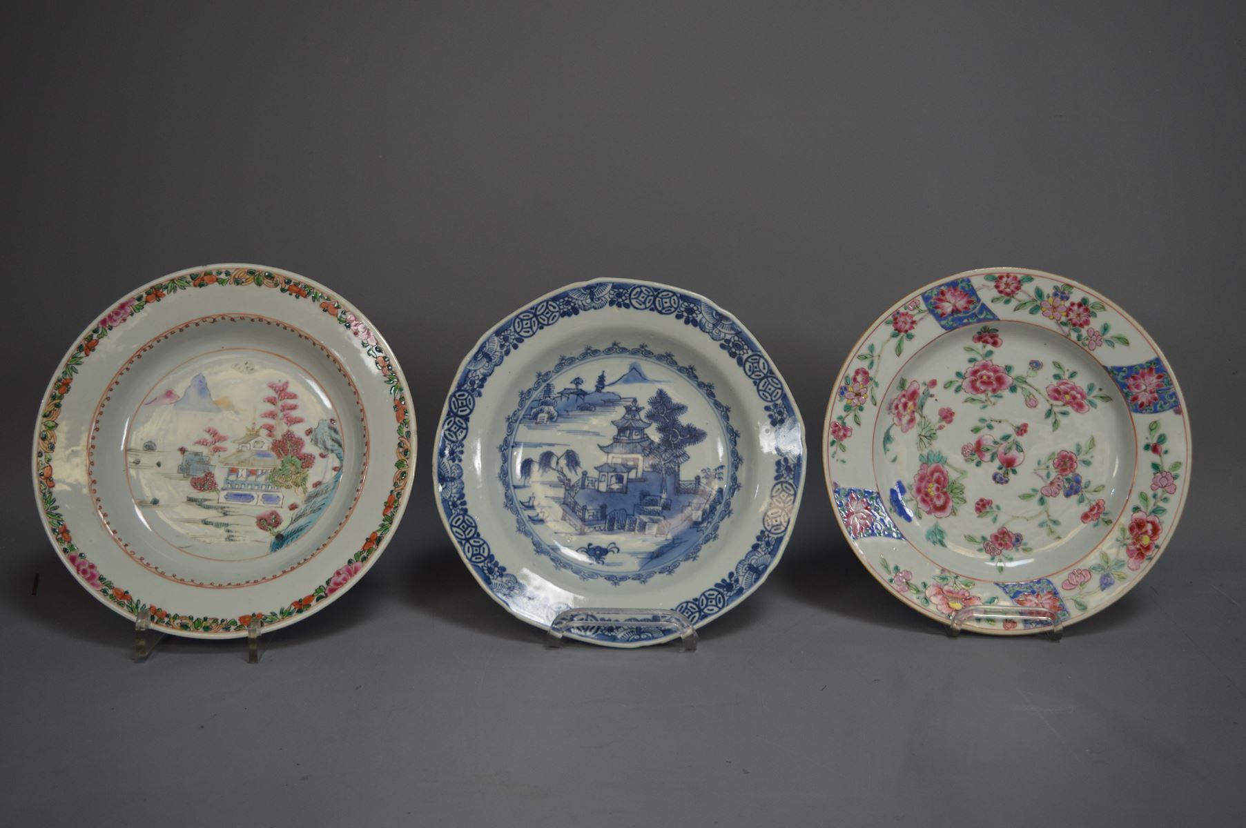 Null Set von 3 Tellern China, 18. Jahrhundert, d:23cm