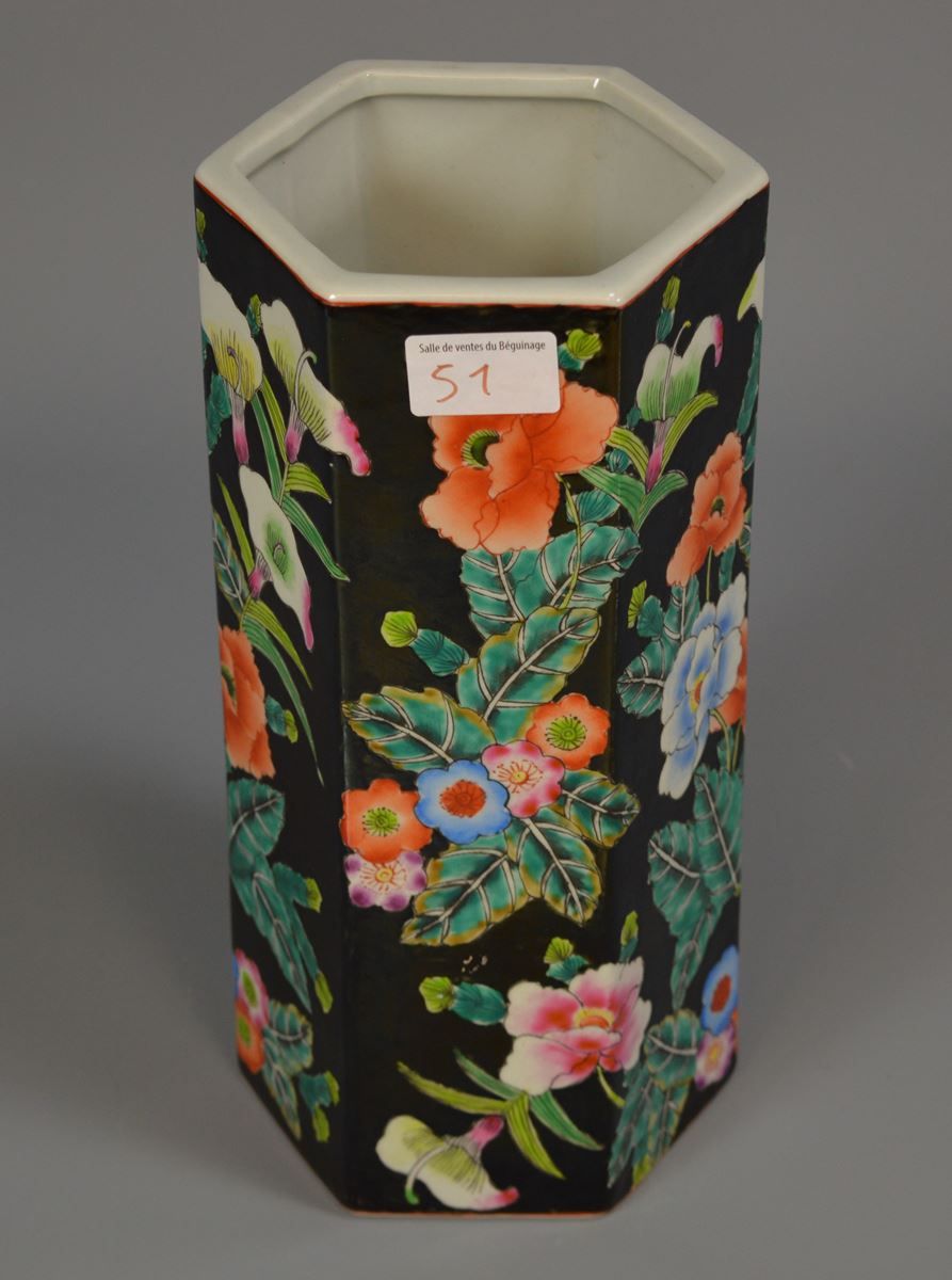 Null Vase chinois hexagone au décor de fleurs, marque sous la base, Ht : 27cm