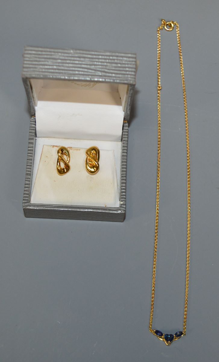 Null Kette und Ohrringe aus 18 Karat Gold. Bruttogewicht: 8,3g