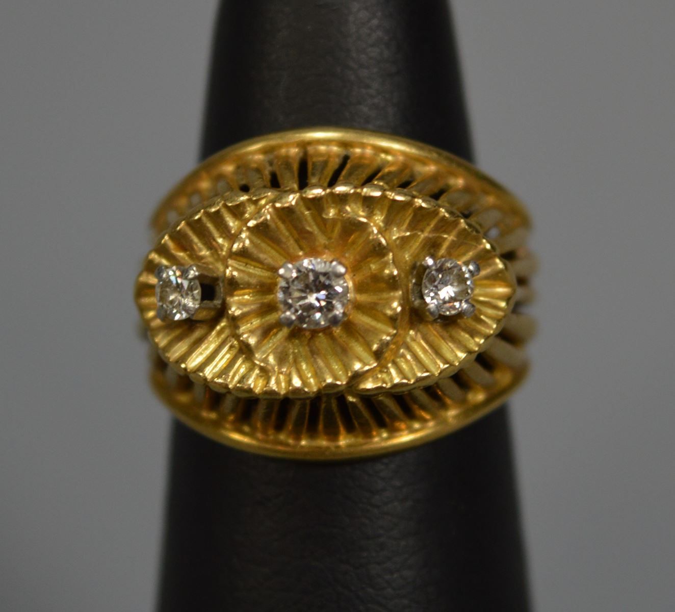 Null Ring aus Gold, Diamant 2x0,08C und 1x0,15C. Größe: 49, Bruttogewicht: 7,9g