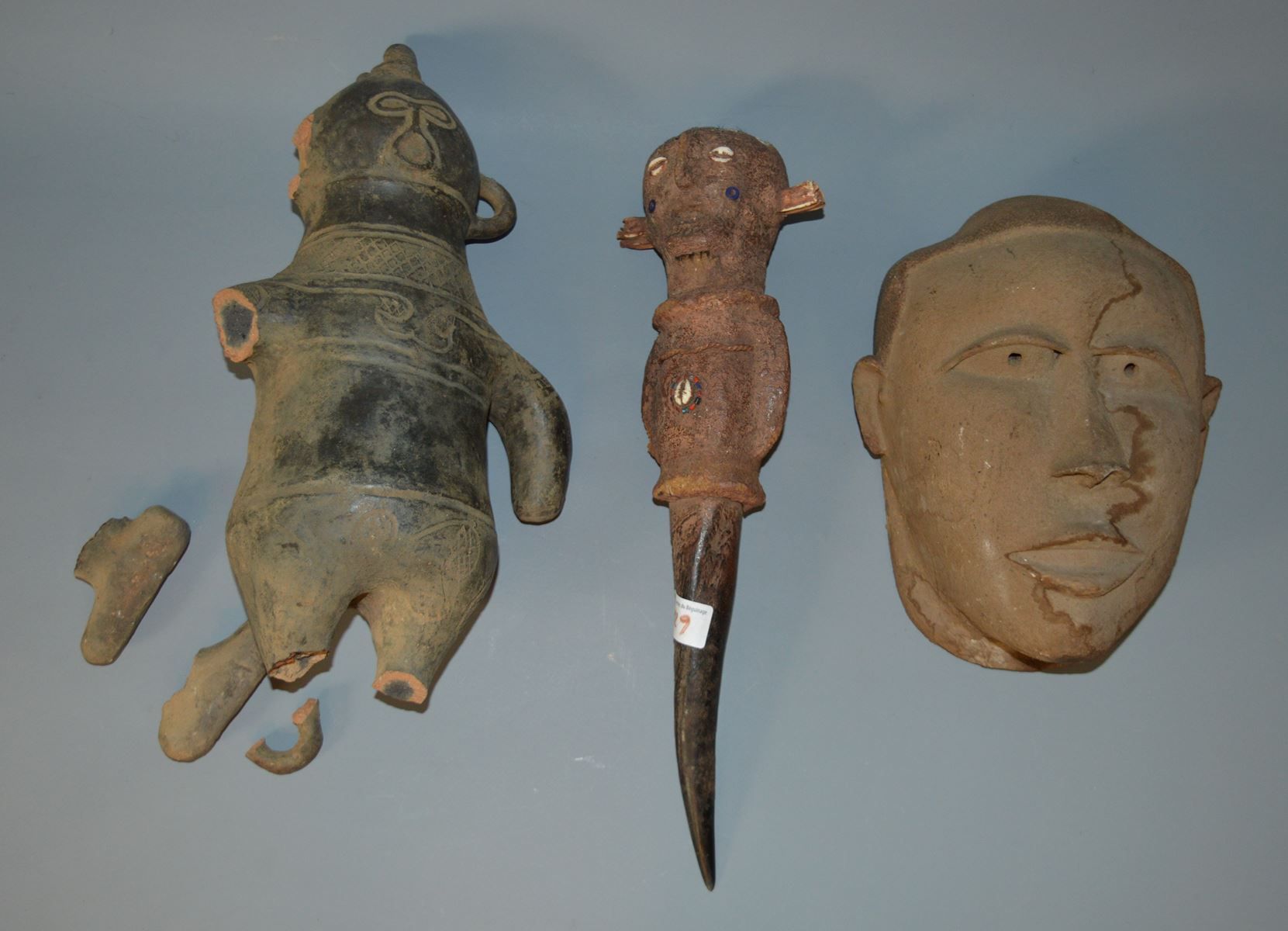 3 esculturas ÁFRICA Terracota y cuerno 38/37 cm pies y oreja rotos pero presente&hellip;