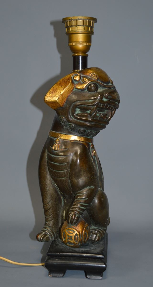 Null Pied de lampe Chine en bronze . Hauteur: 40 cm