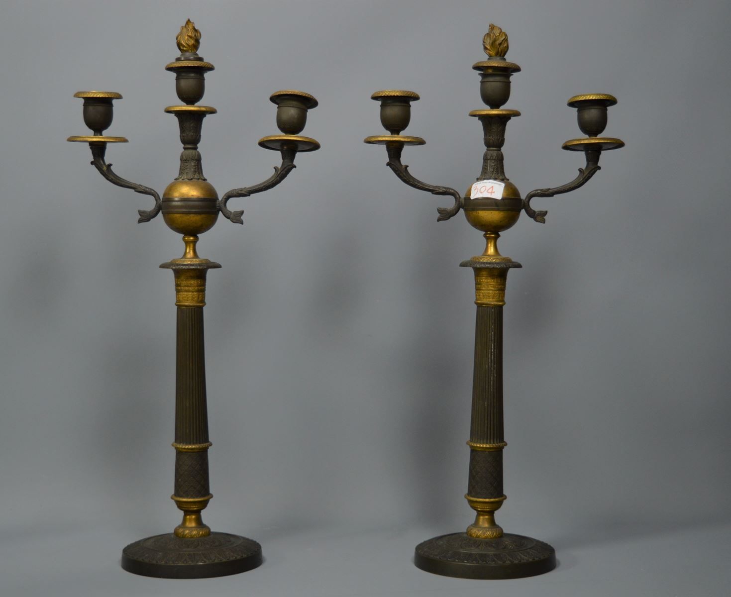 Null Pair of bronze candlesticks with 2 patinas in the Empire style - 55 cm