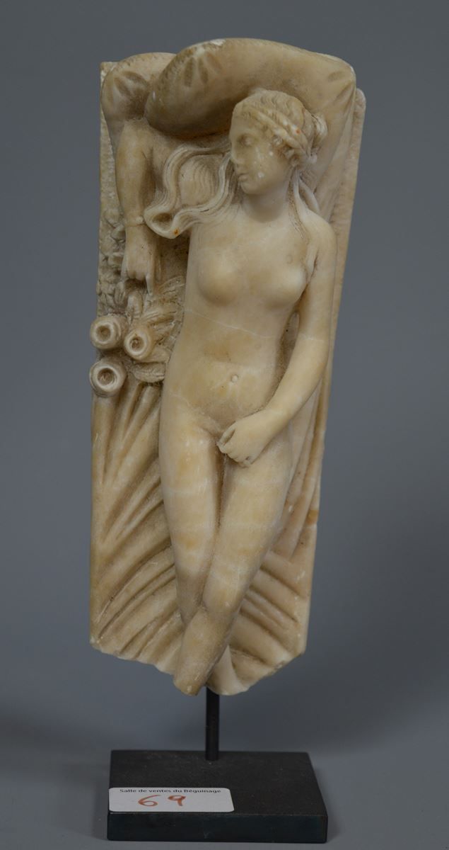 Null Sculpture en marbre dans le style romain, femme allongé, Ht : 18cm