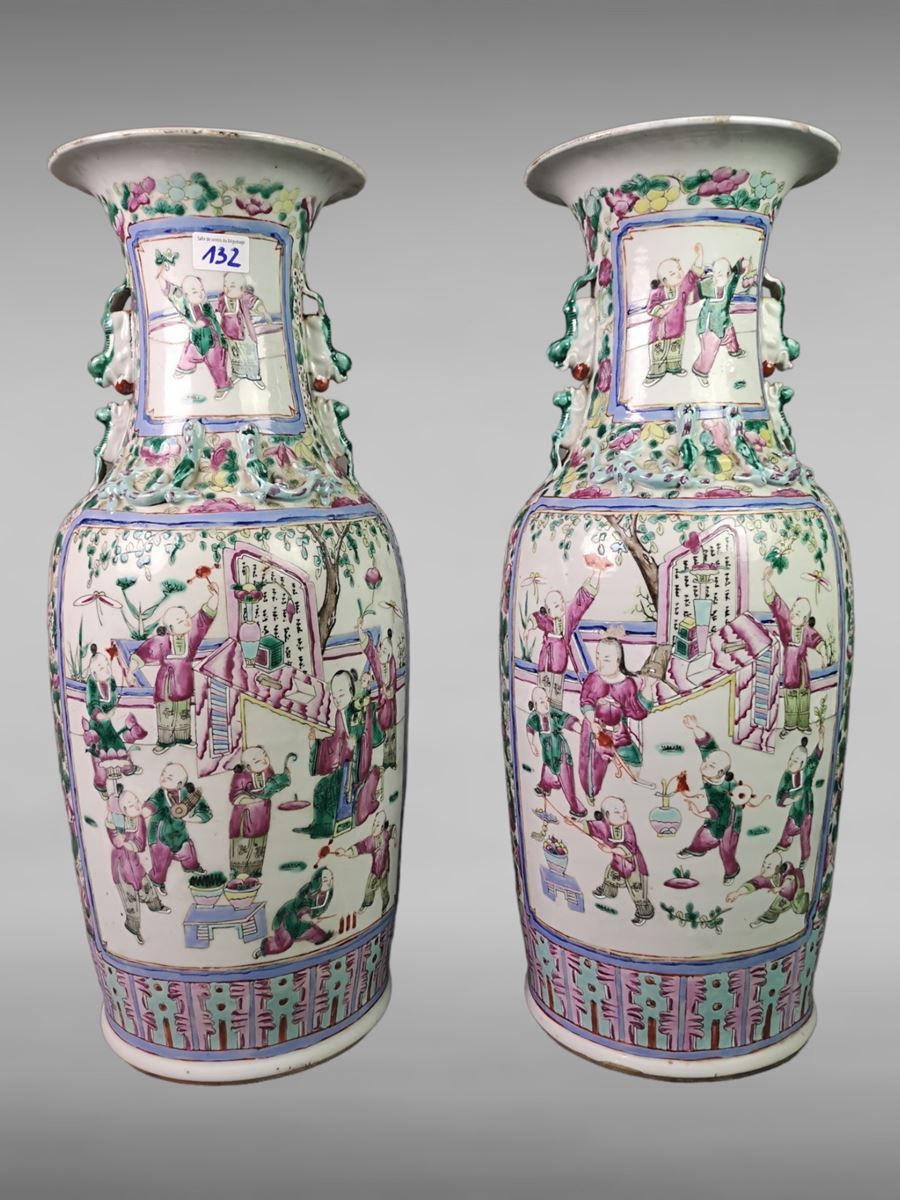 Null Importante paire de vase Chine famille rose à décor d'enfant - 19ème
60 cm