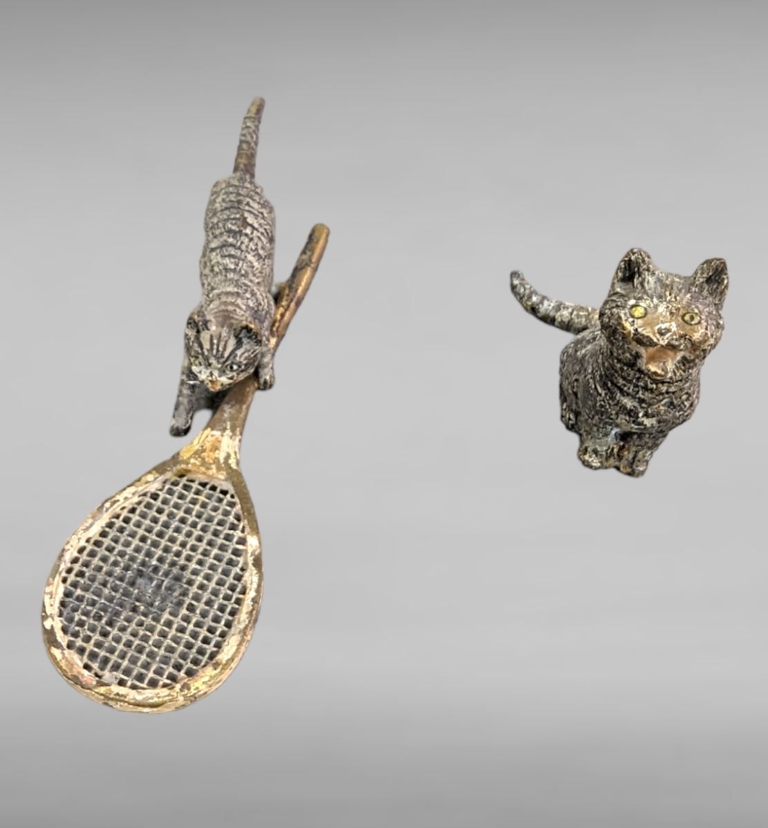 Null 2 chats au tennis - Bronze de Vienne polychrome 1900 - 8 et 4 cm