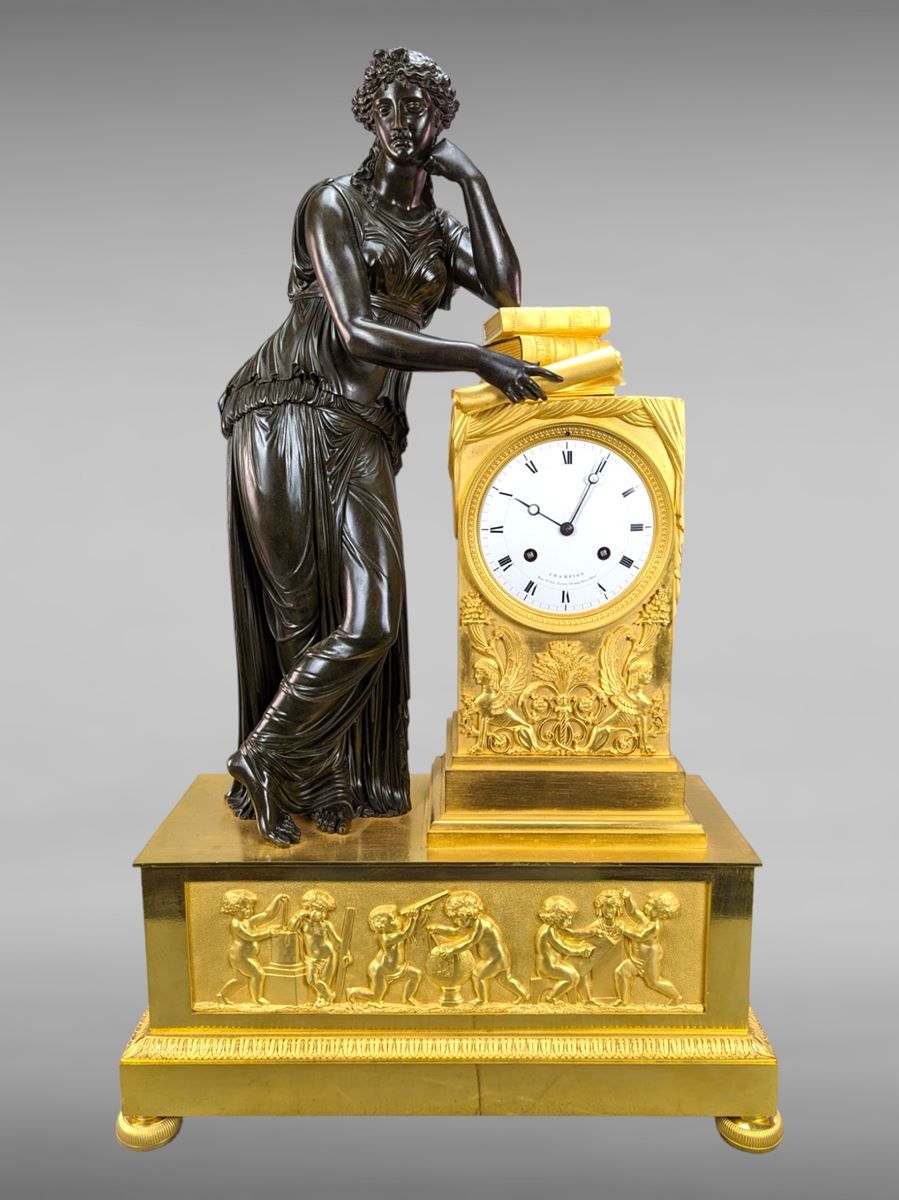 Null 帝国时期的大型木制宫廷钟，表现了来自亚历山大的希腊哲学家、天文学家和数学家HYPATIA。- 高77厘米x长50厘米x宽22厘米