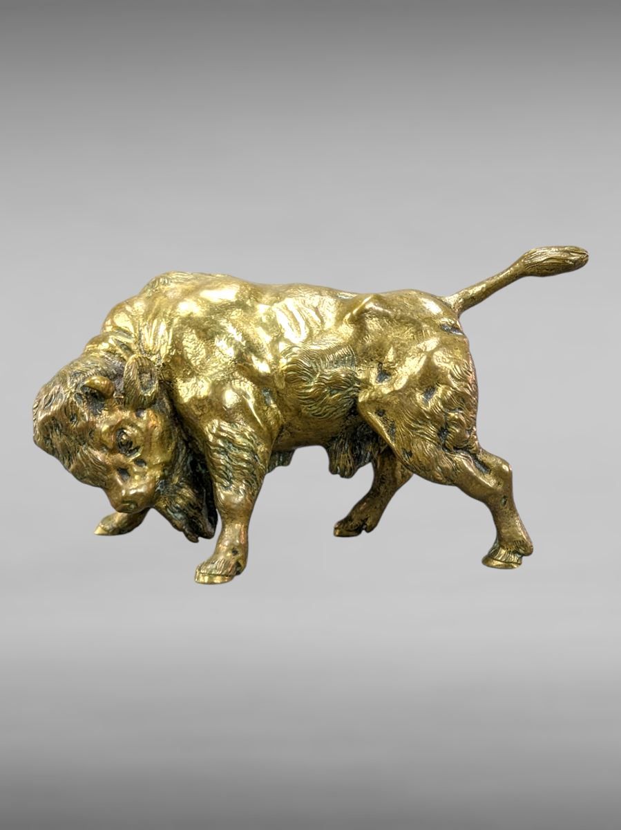 Null Bison aus vergoldeter Bronze um 1900 H8 x 10 cm