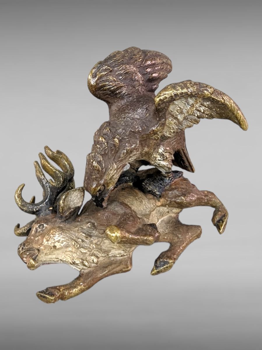 Null Bronze de Vienne polychrome - Aigle attaquant un cerf - 6x5 xH4 cm - 1900