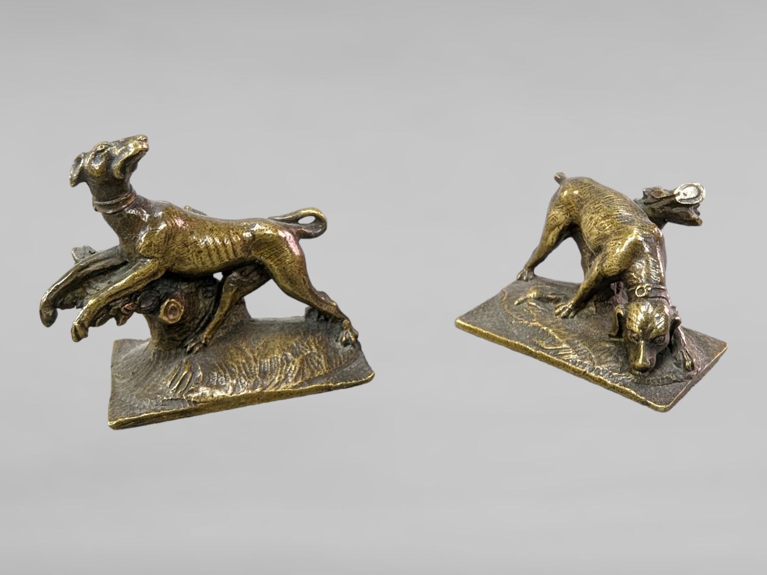 Null 2 Bronzen aus dem 19. Jahrhundert - Jagdhunde - 5x5 cm
