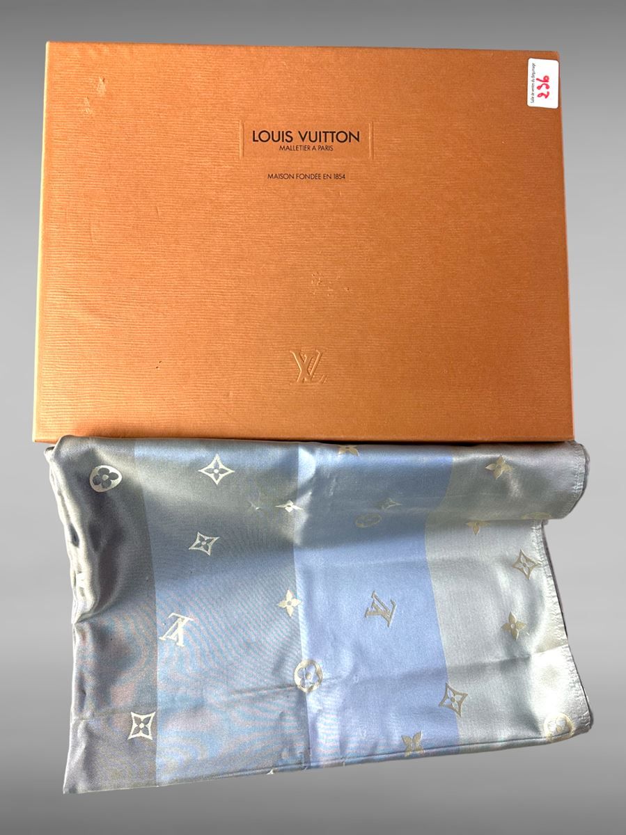 Pañuelo Louis Vuitton en seda 100% - 165x67 cm