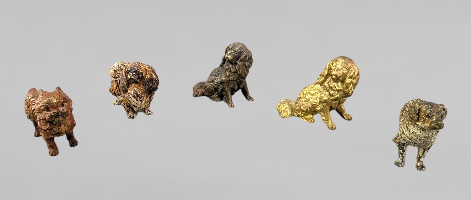 Null Lot 5 chiens en bronze de Vienne et varia 1900 - de 4x6 à 5x6 cm