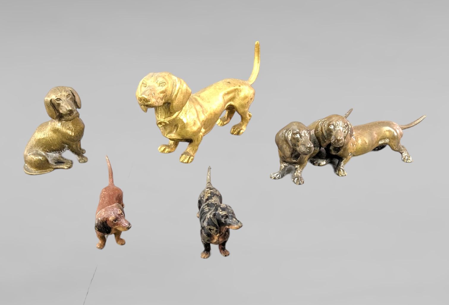 Null Lot de 5 chiens en bronze de Vienne et varia 1900 - Teckels - de 12xH6 à 6x&hellip;