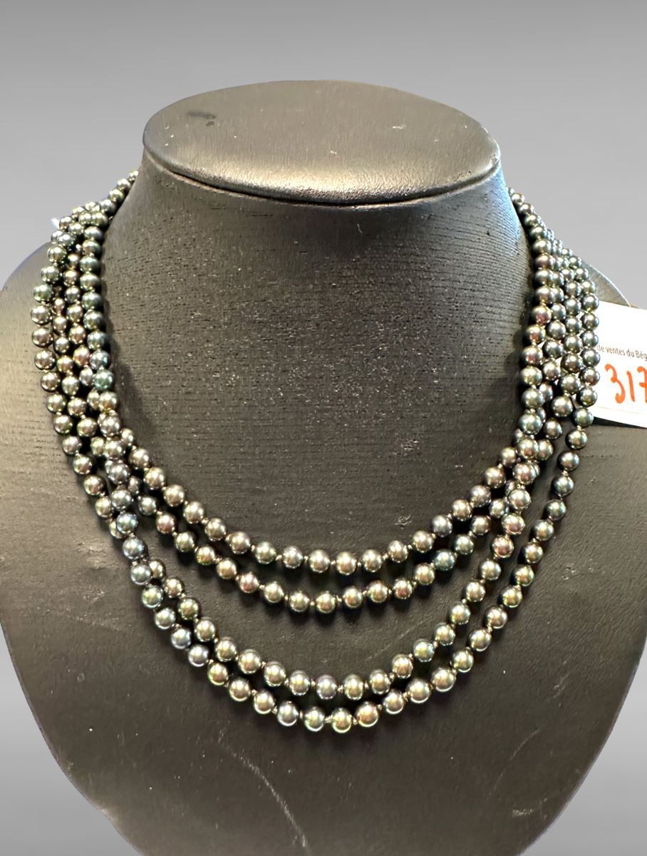 Null collier de perles grise avec fermoir en or jaune 18 carats