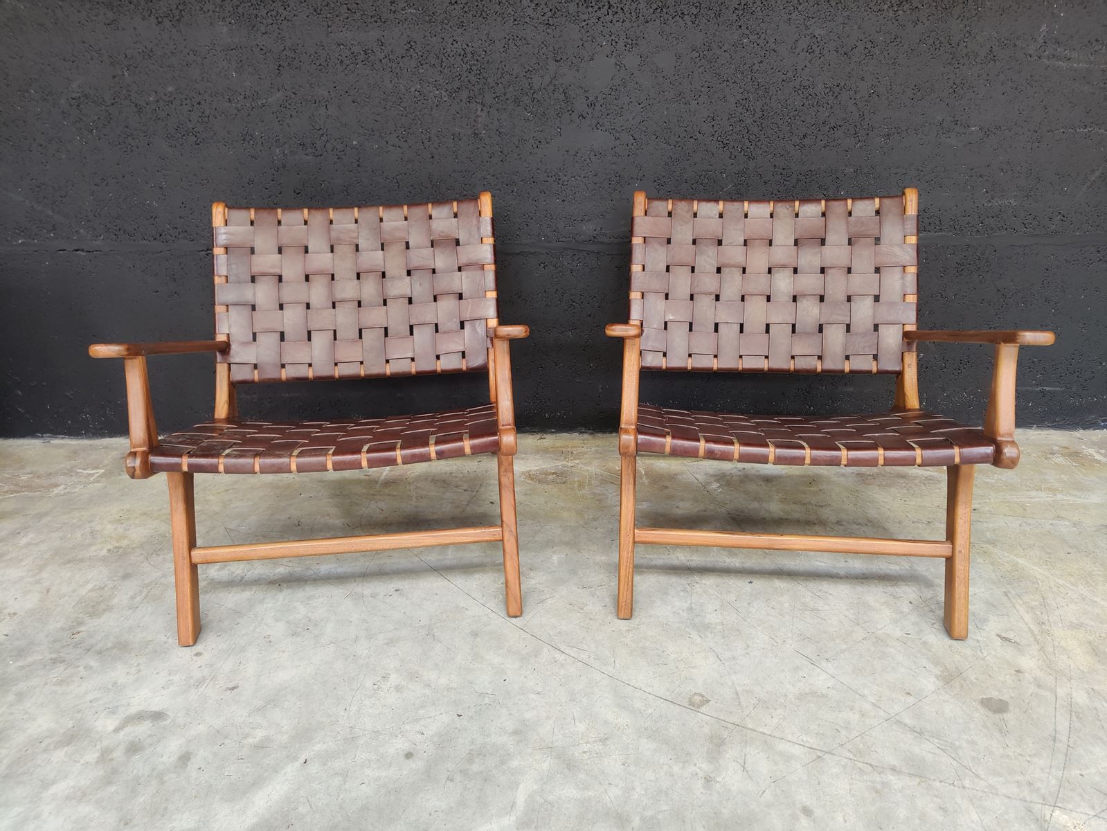 Null Paire de fauteuils - HOLLYWOOD - cuir et bois naturels - numéroté 56 et 57 &hellip;