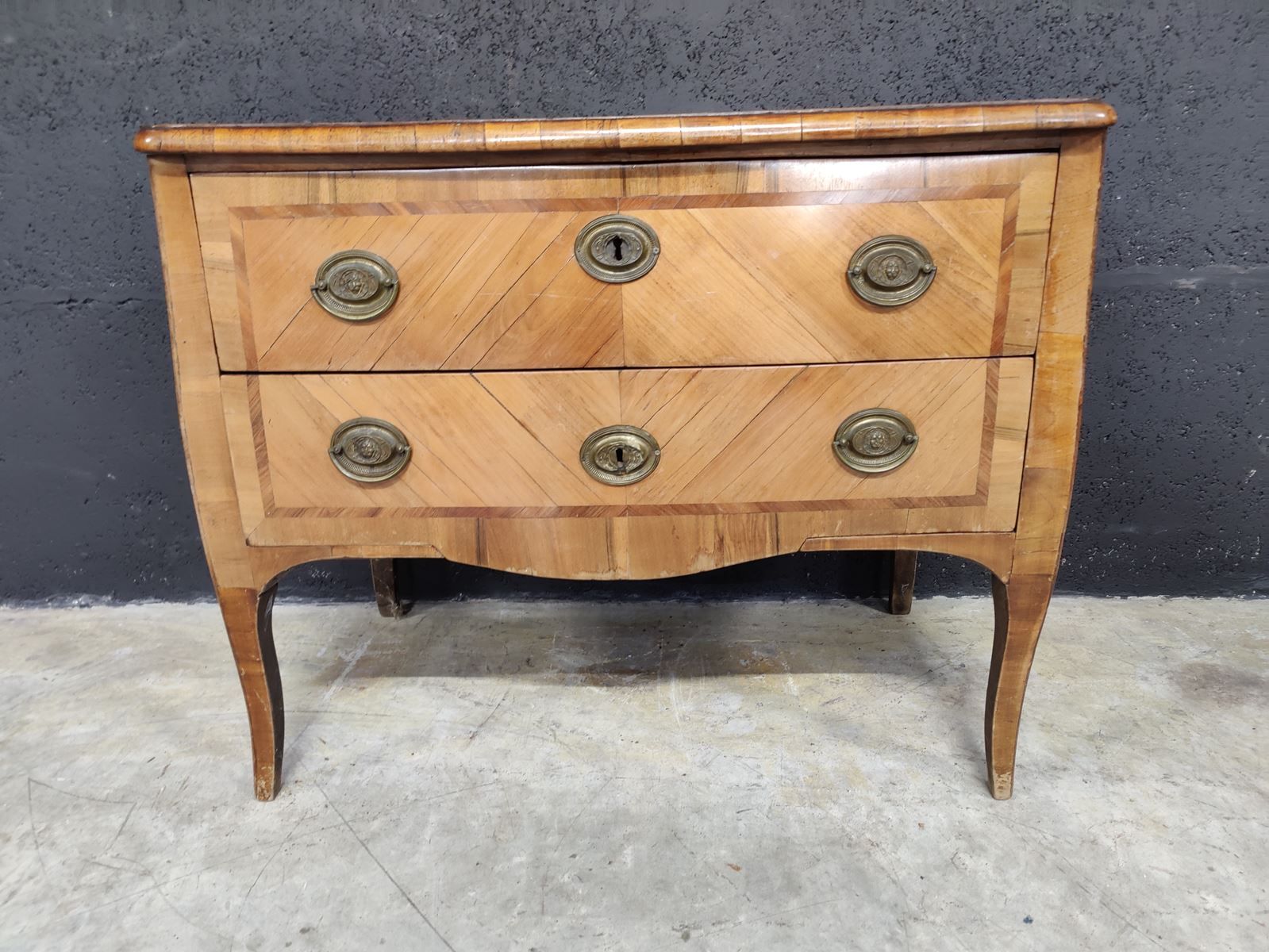 Null Louis XV style chest of drawers. Walnut veneer. To be repolished. 94x58 cm.&hellip;