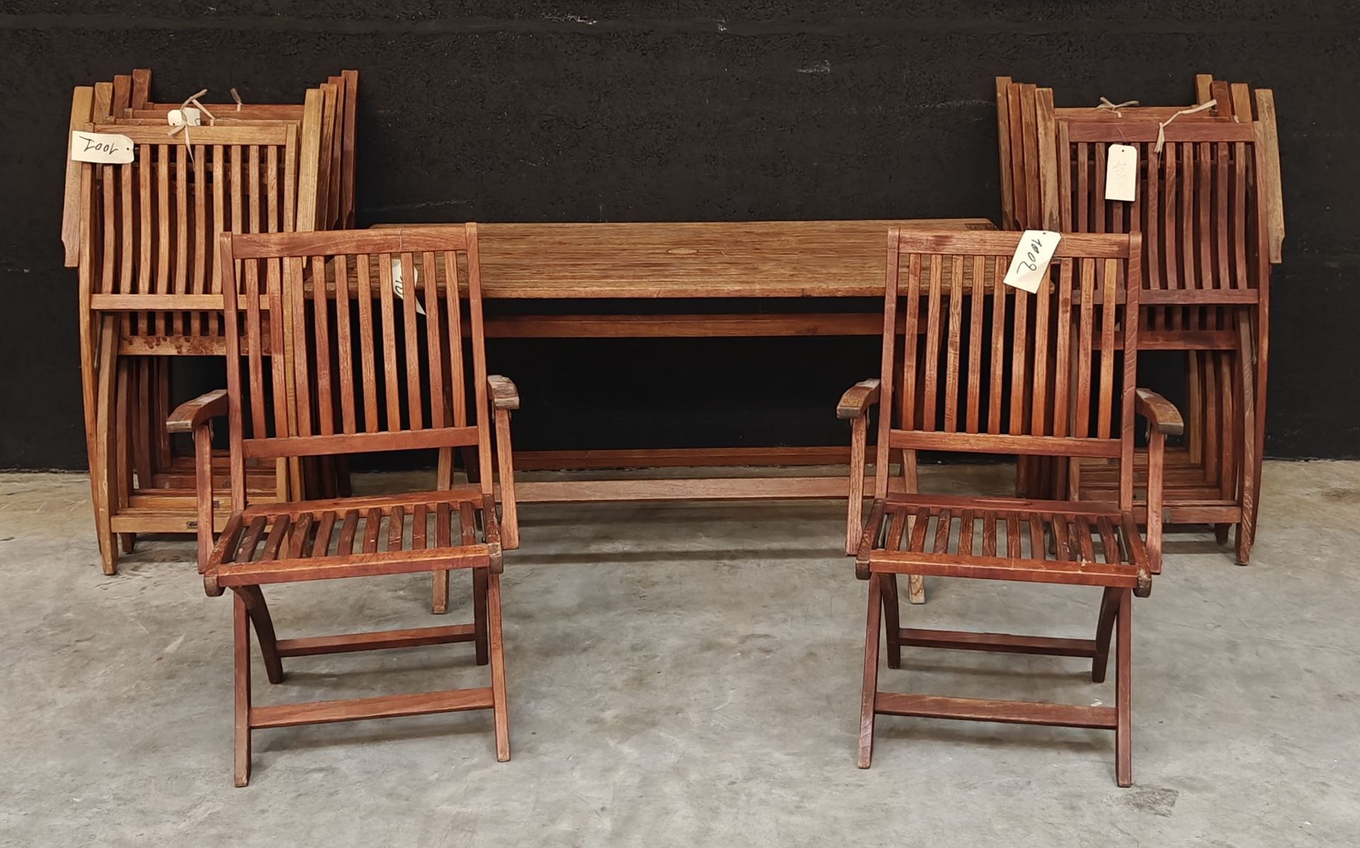 Null Set de meubles de jardin. 1 table (79x146 cm. Ht 71 cm) et 10 fauteuils.