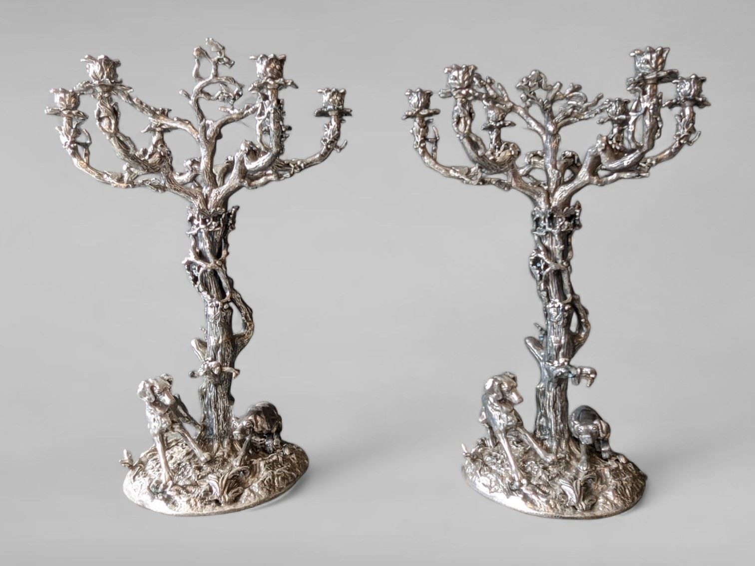 Null 2 importants chandeliers en bronze argenté à décor animalier de chasse - da&hellip;