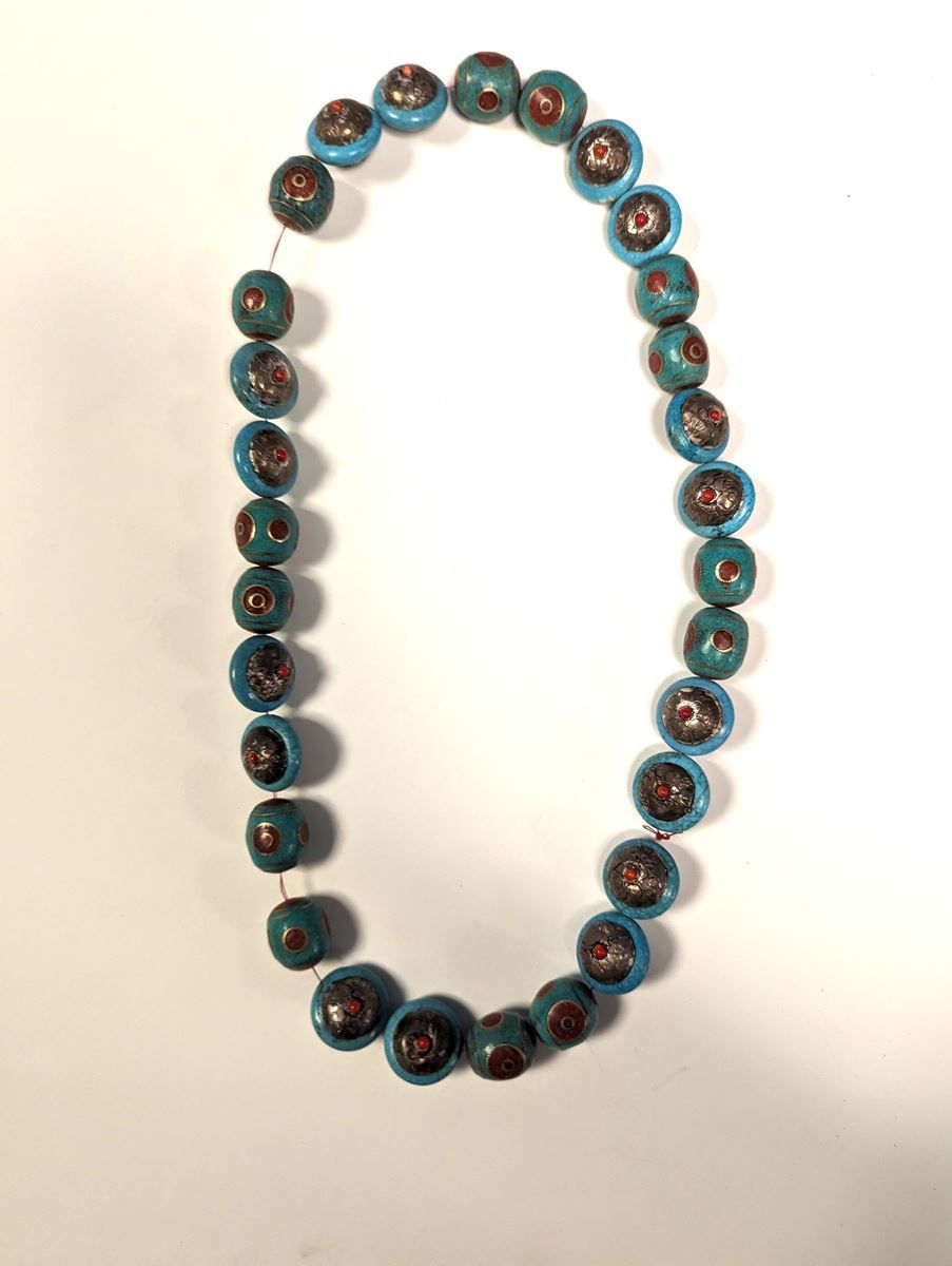 Null Collier en turquoise brut et argent . Longueur: 40 cm , perles : +-3cm