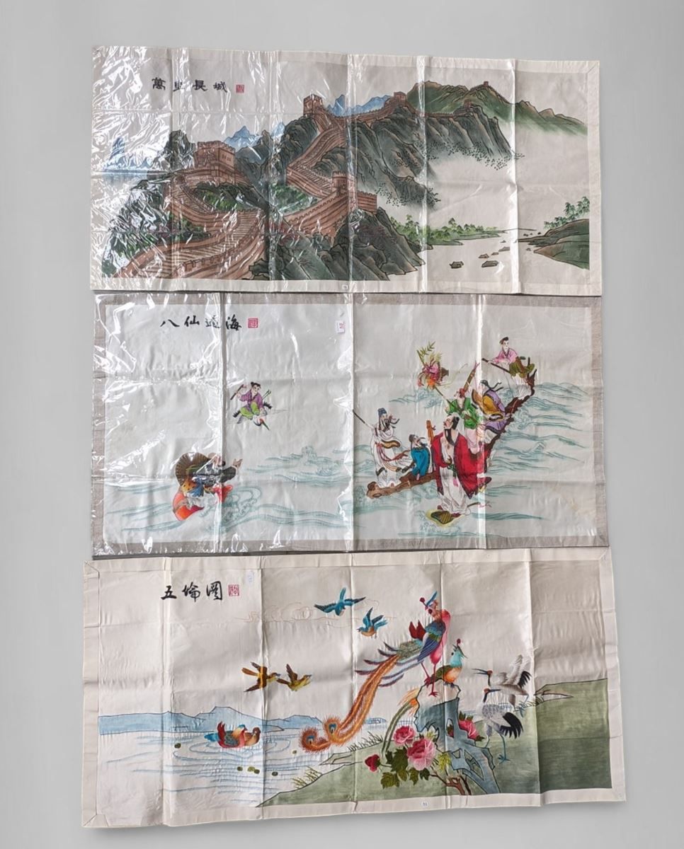 Null Lot de 3 peintures broderies sur tissu -Chine 20ème - +-150 cm