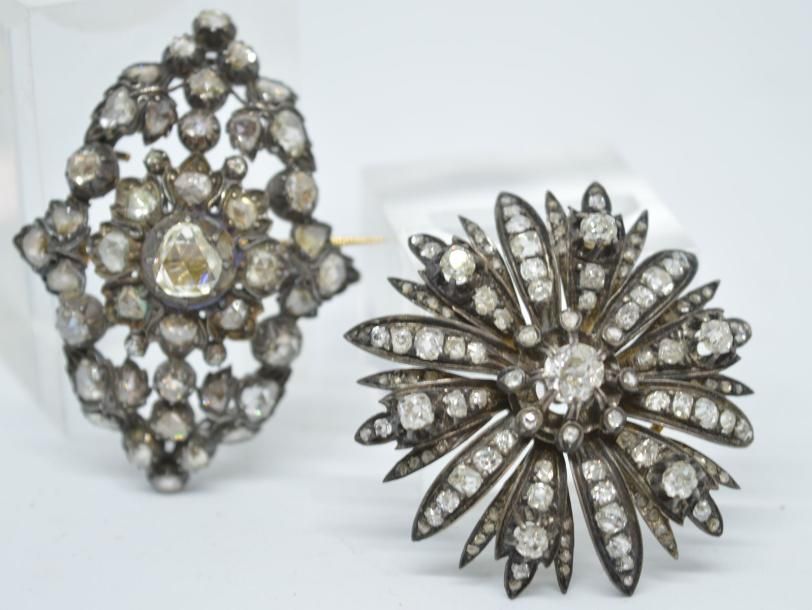 Null Deux broches en argent vermeil, vers 1850, +- 4 carats de diamants
