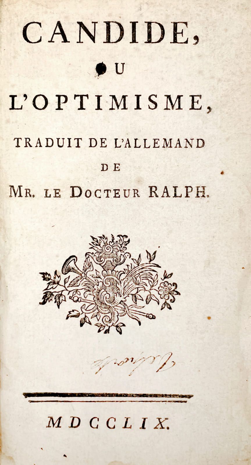 [VOLTAIRE]. 坎迪德，或称乐观主义，由拉尔夫博士从德语翻译。S.L.N.N.[日内瓦，克拉默]，1759年。12开本，大理石花纹小牛皮，三层镀金丝，光&hellip;