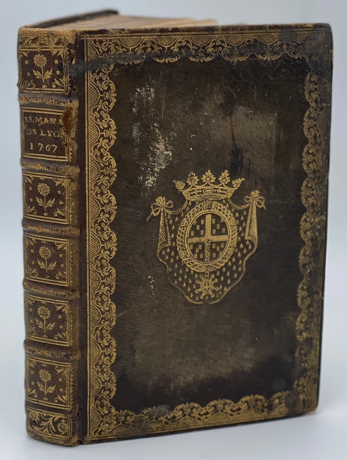 ALMANACH DE LA VILLE DE LYON, 1767年。里昂，艾梅-德拉罗什，1767。8开本，橄榄色摩洛哥，扇形花边，中间有纹章，书脊有装饰，&hellip;
