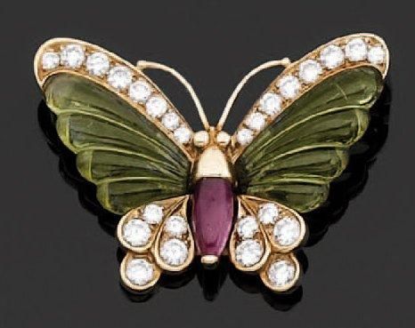 CHAUMET Délicate broche en or, stylisant un papillon, le corps en rubis, les ail&hellip;