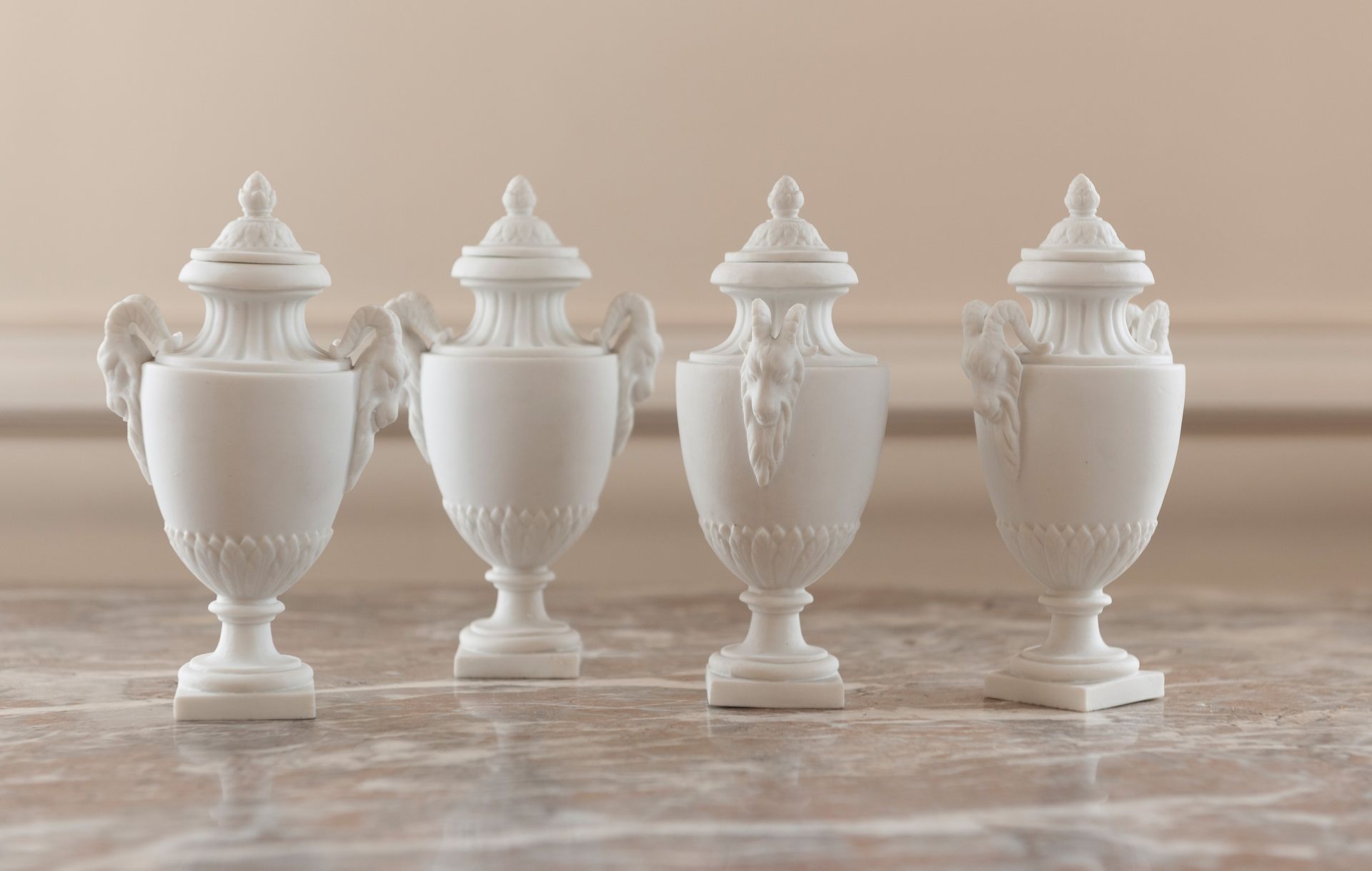 Null Suite de quatre vases de forme balustre en biscuit de porcelaine, décor de &hellip;