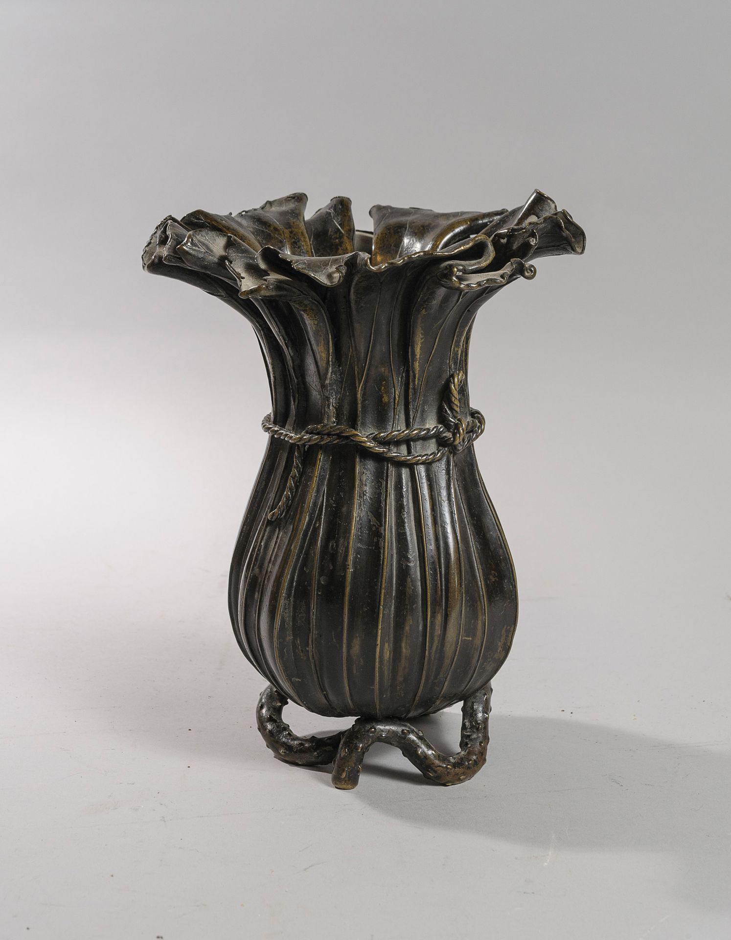 Null Japon. Epoque Meiji

Vase en Bronze imitant des pétales de fleurs rassemblé&hellip;