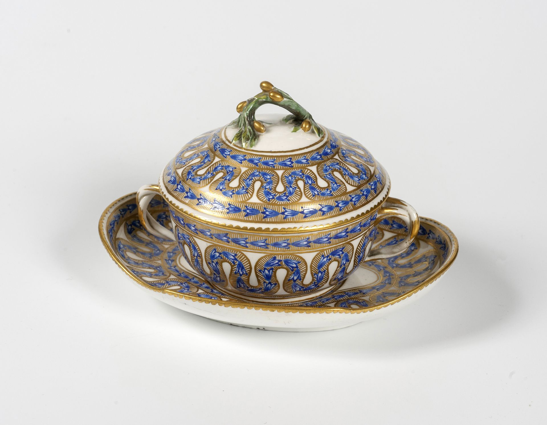 Null Bouillon couvert en porcelaine tendre à décor de rubans bleu, anses croisée&hellip;