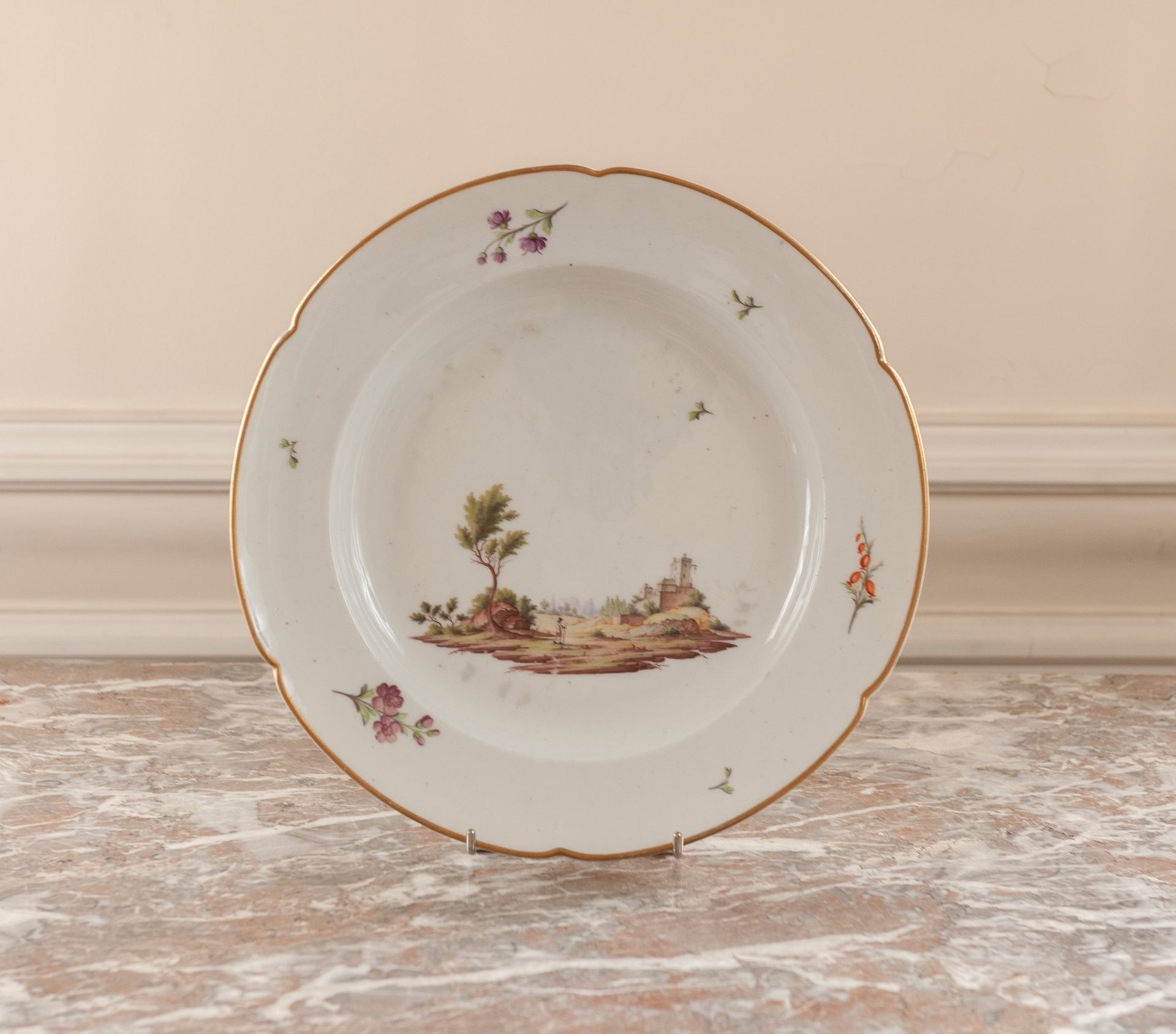 Null Grand plat en porcelaine à décor d’un paysage.

Niderviller, XVIIIe siècle.&hellip;