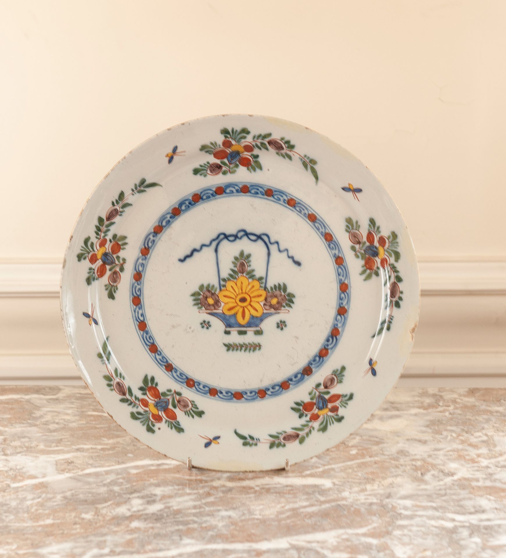 Null DELFT

Plat en faïence à décor polychrome d’un vase fleuri.

XVIIIe siècle.&hellip;