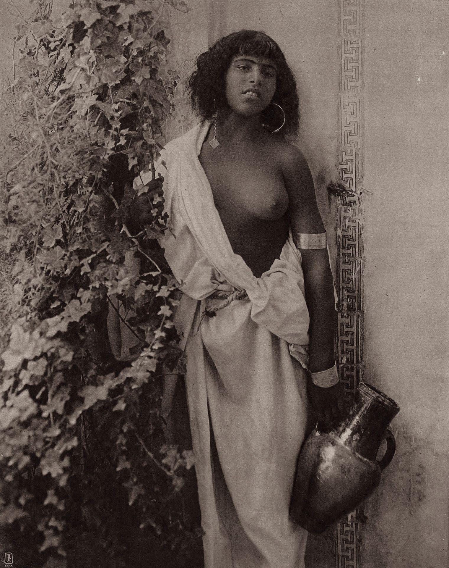 TUNISIE - LEHNERT & LANDROCK 不含底价-

拿着罐子的裸体，约1904-1910年。

摄影版画，印在图像上。

图像：29 x 2&hellip;