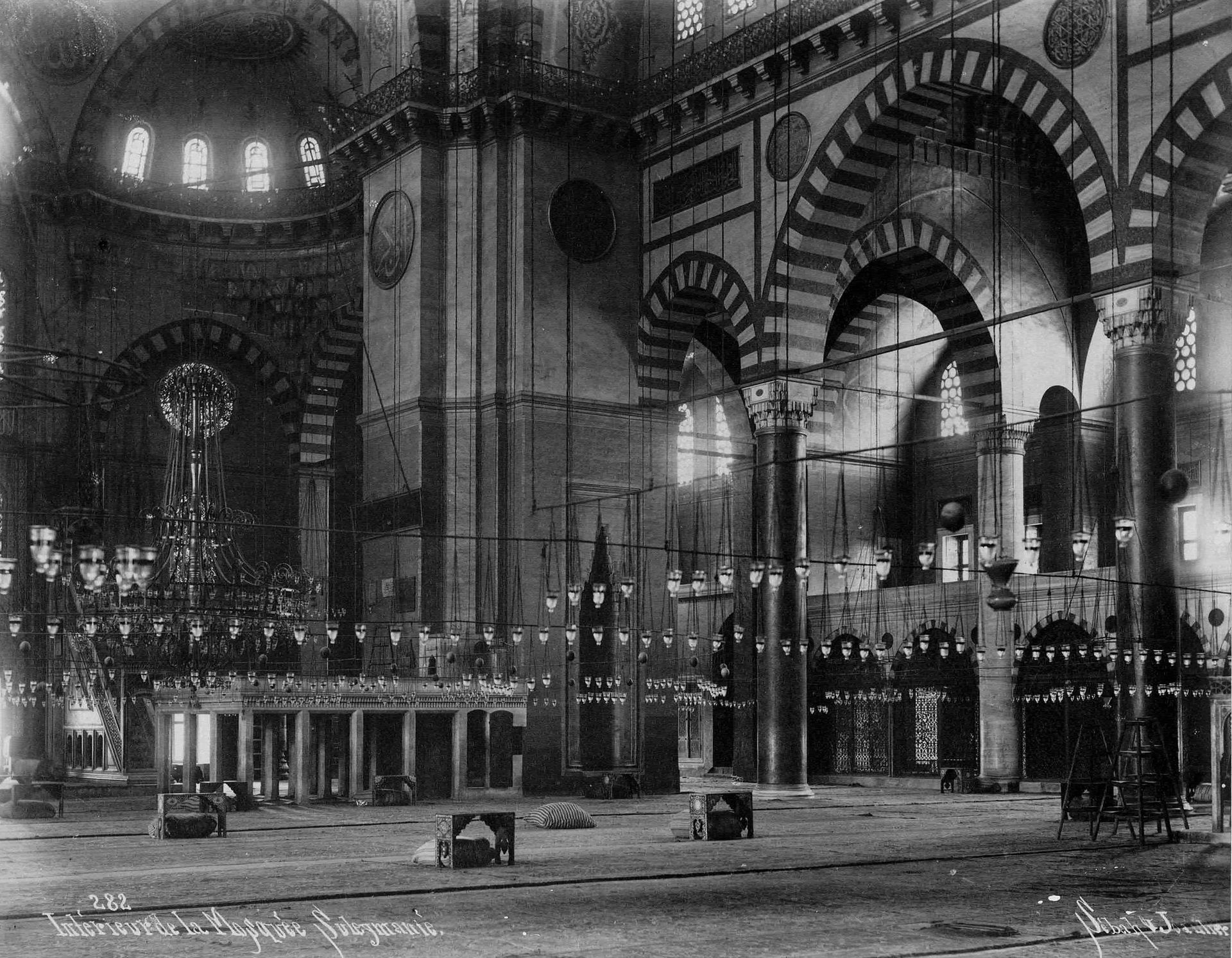 TURQUIE – SEBAH & JOAILLIER 不含保留价-

艾哈迈德清真寺的内部，苏莱曼尼亚清真寺的内部，君士坦丁堡，约1890年。

照片。2张安&hellip;