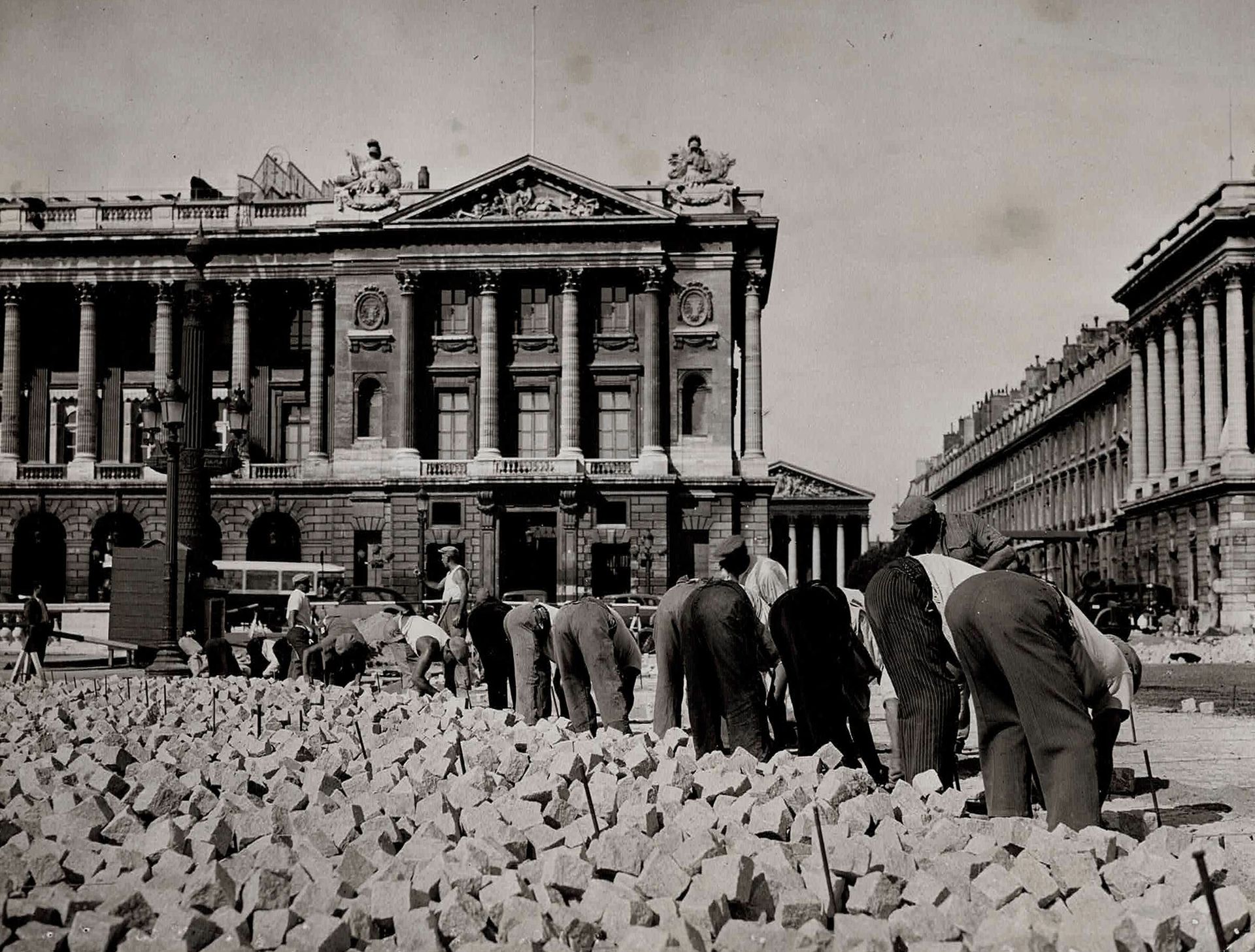 TRAVAUX – PARIS Without reserve price -

"节日期间工作......路面工人修复铁轨。"1938年8月在协和广场、Rue&hellip;