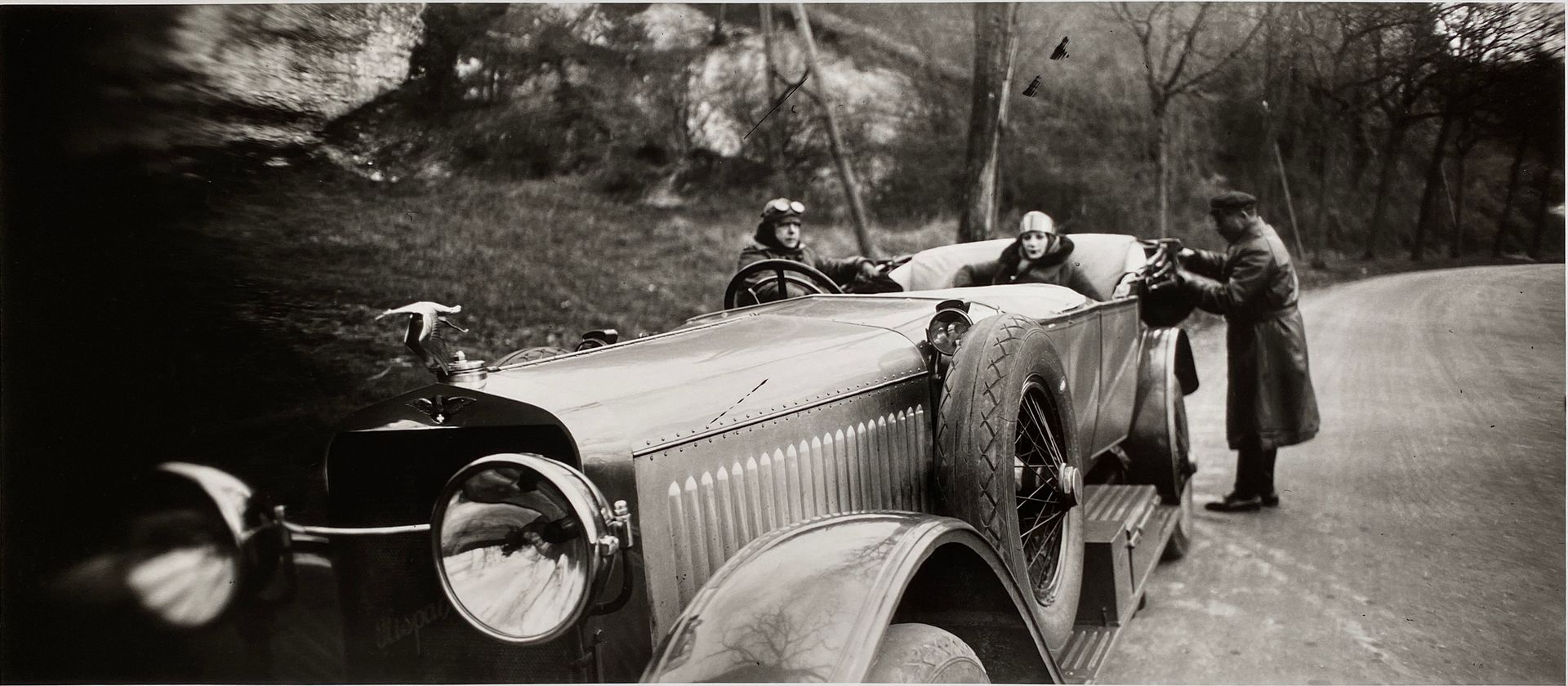 JACQUES-HENRI LARTIGUE (1894-1986) 不设底价-

在去霍尔盖特的路上，玛米、比比和司机让，伊斯帕诺-苏伊萨汽车，1927年。
&hellip;